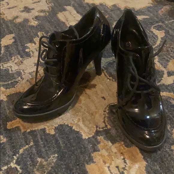 Kenneth Cole Patent Black Leather pumps - Picture 1 of 4